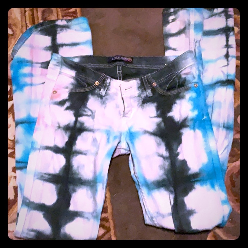 Blue and pink Levi’s tie dye jeans ✌️